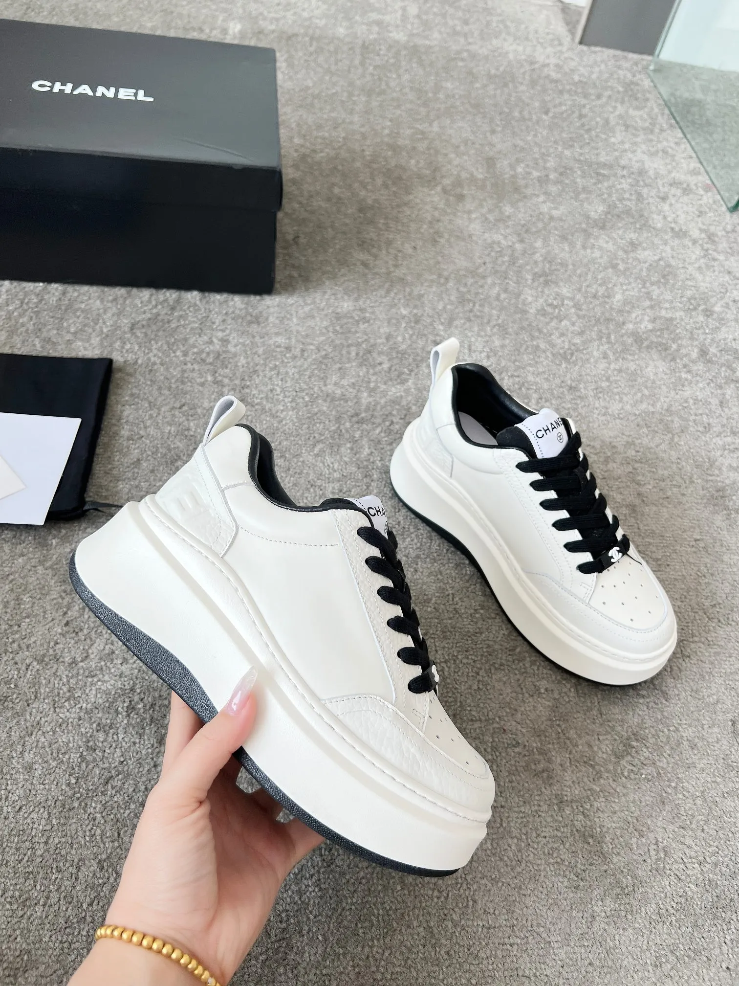 👟👟Ex-factory price 540👟👟 Super popular Chanel Chanel 2025 new casual sports shoes and sneakers. Hard to find in the counter. Super beautiful color. Very versatile. Super comfortable. Full of small fragrance. Classic, durable and versatile. The upper is made of spliced materials. Genuine cowhide, sheepskin lining, original pU+Tpa sole, good resilience. Wear light, white, white and black, white and pink code number: 35-40